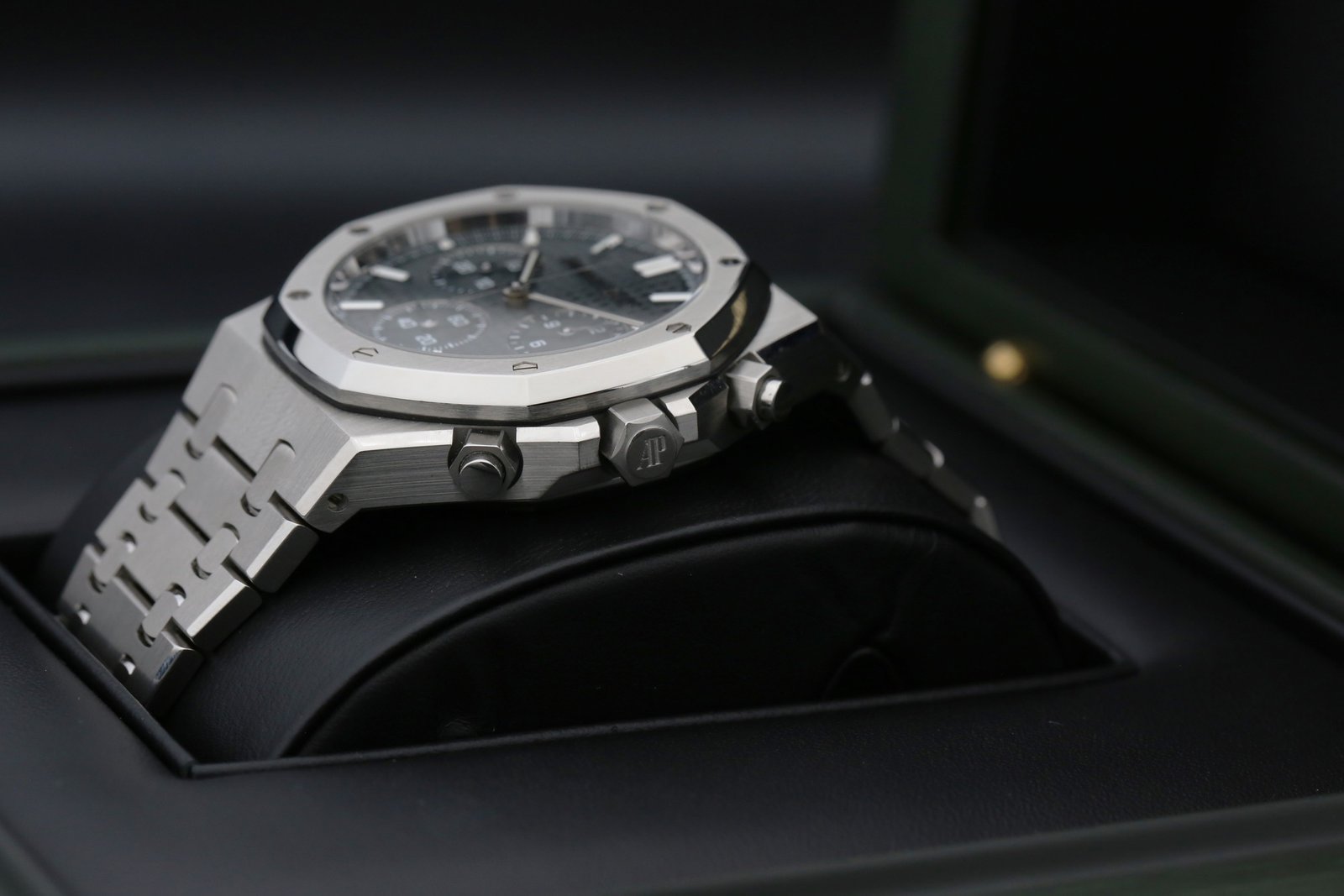 Audemars Piguet 26240ST.OO.1320ST.04 Green ROYAL OAK CHRONOGRAPH 41mm 2025 8 058578f9 5453 4647 9c56 fb3e3cd2bcde