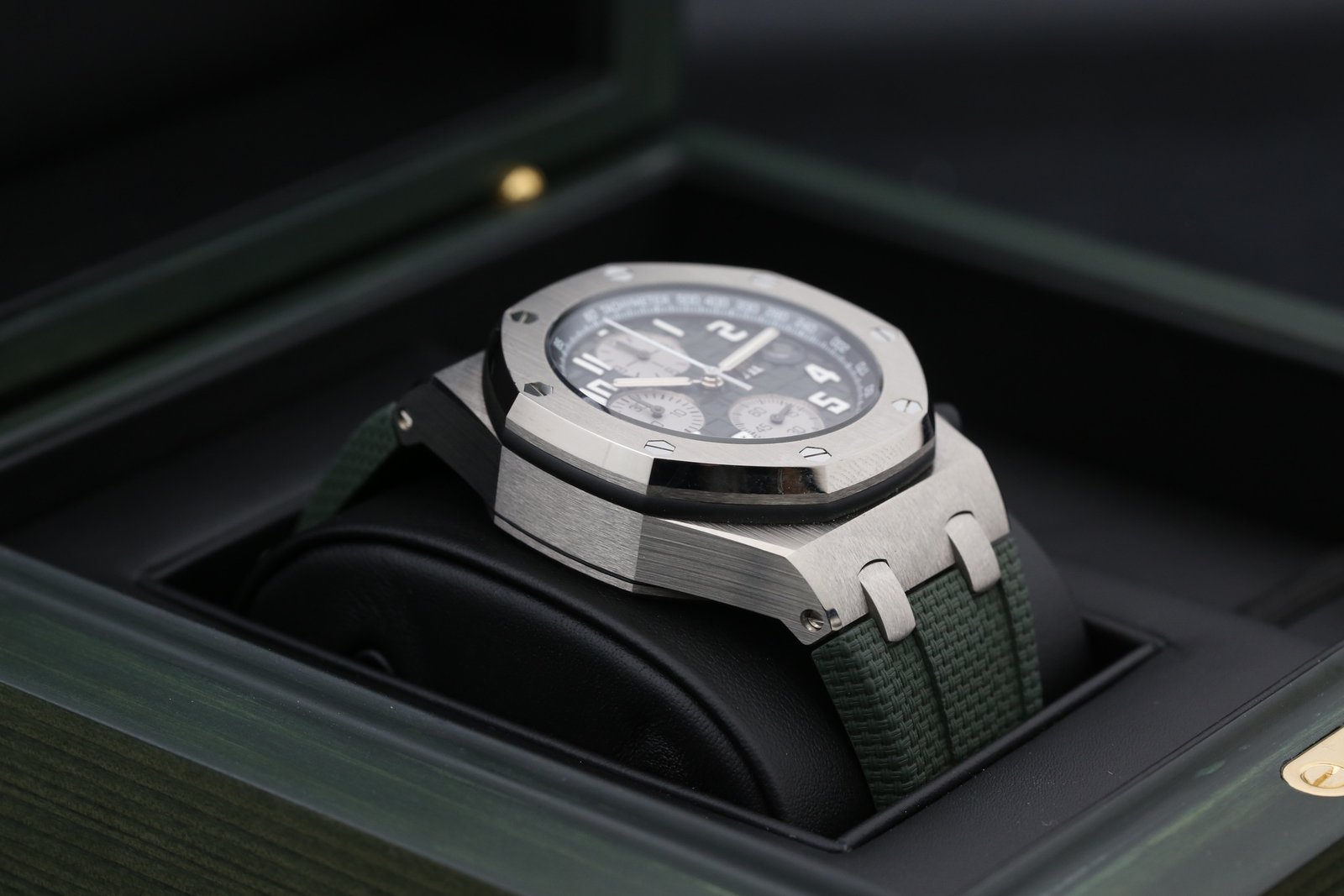 Audemars Piguet 26238TI.OO.A056CA.01 Green ROYAL OAK OFFSHORE 42mm 2022 9 e84032e6 044e 4349 a4b9 41452e12b4fa